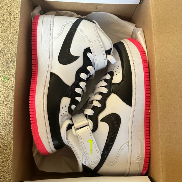 Air Force 1 Nike Jordans. Size 6 Woman & Youth 🩷 - Picture 3 of 7